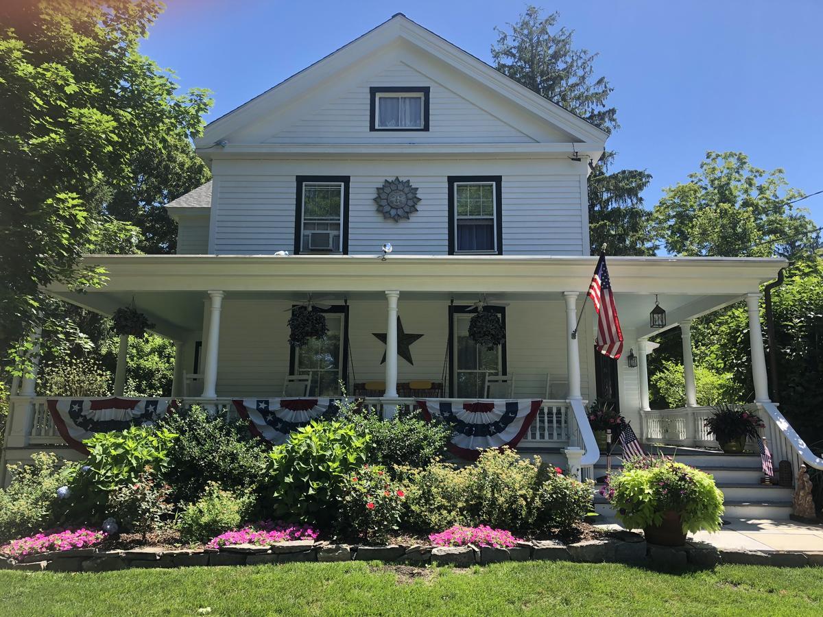 Riverwind Inn Bed And Breakfast Deep River Exterior photo