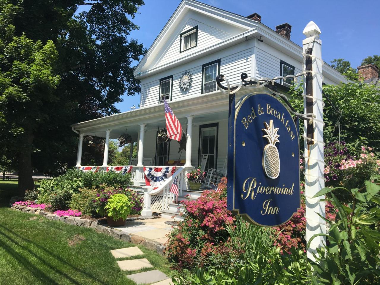 Riverwind Inn Bed And Breakfast Deep River Exterior photo